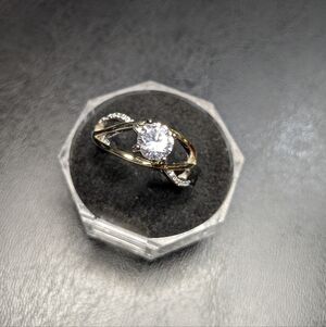 Ladies Unique Two-Tone Split Band CZ Solitaire (9.25)